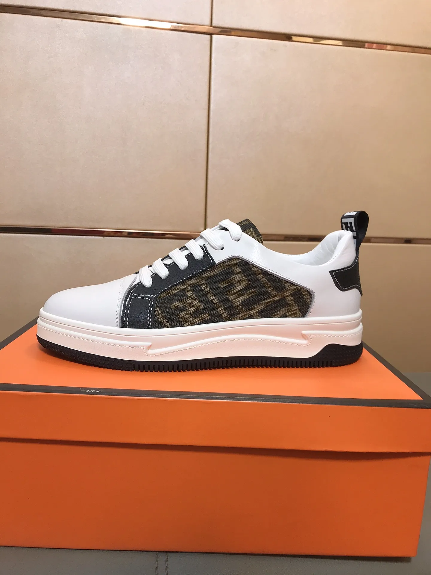 Factory price 400 🕷️🕷️FENDI [Fendi] Men’s new casual shoes are hot! , that kind of calm connotation️elegant taste is indescribable to start the journey of fashionable shoes💍💍to cope with various occasions calmly! The momentum of the big names speaks for itself! Comfortable and comfortable on the feet! Material: Imported cowhide + printed material, sheepskin lining. Fashion essential! 2 colors available! Code number: 38-44